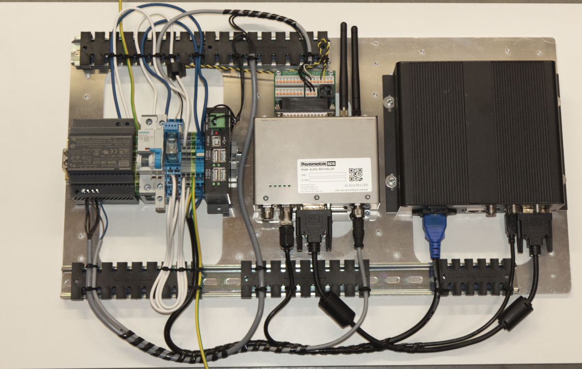 Ein Panel, das verschiedene miteinander verbundene elektronische Geräte zeigt und Zusammenarbeit sowie Konnektivität symbolisiert.