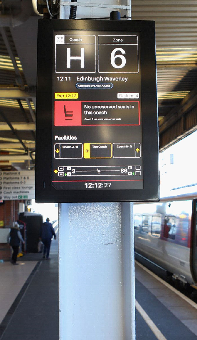 Ein Zug fährt an einer Station ein, wobei ein Sichtfeld-Schild sichtbar ist und die sichere MESH-Netzwerktechnologie von Parasigna präsentiert.