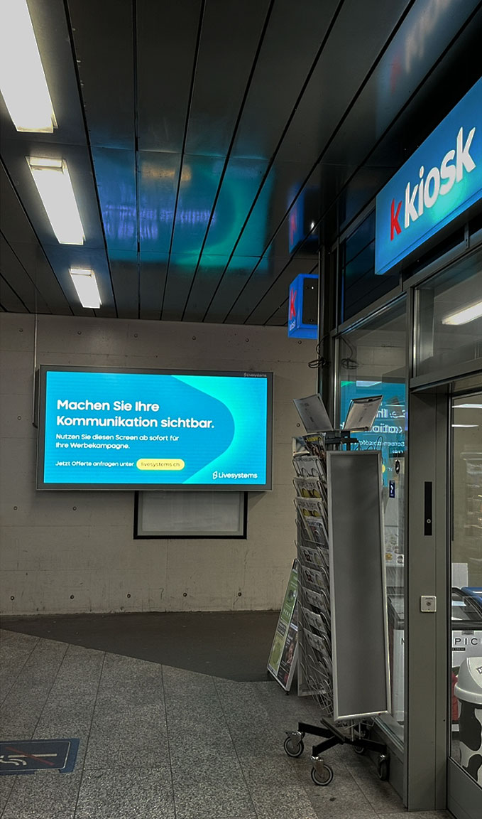 Nachhaltige Outdoor Digital Signage am Bahnhof